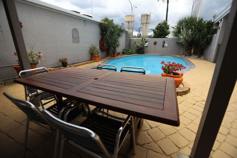 The Town House Motor Inn - New Castle Holiday 2