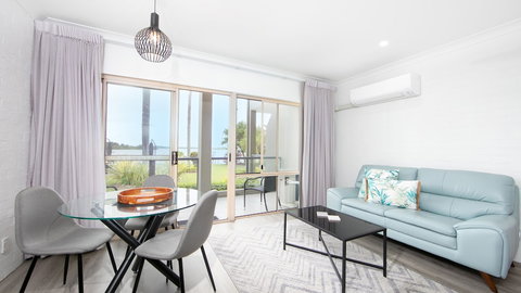 Moby Dick Waterfront Resort Motel - New Castle Holiday 4