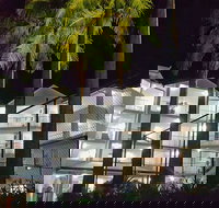 Golden Sands Beachfront Apartment Resort - New Castle Holiday