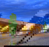 Motel Meneres - New Castle Holiday