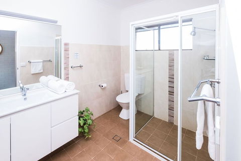 Mollymook Seascape Motel & Apartments - New Castle Holiday 5