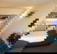 Shoreline Hotel - New Castle Holiday