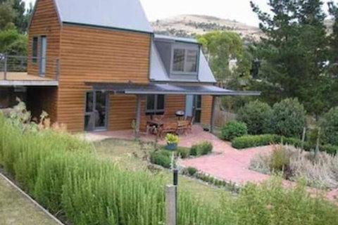 Red Brier Cottage Accommodation - New Castle Holiday 1