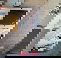 Crest Motor Inn - New Castle Holiday