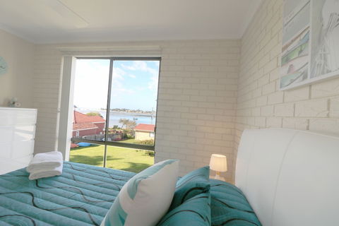 Capri Apartments - New Castle Holiday 6