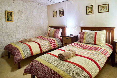 Underground Bed And Breakfast - New Castle Holiday 6