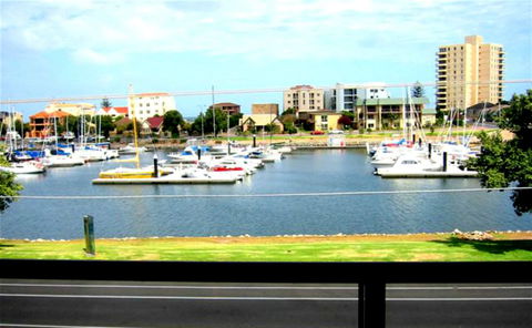 Bayswaterfront Apartments - New Castle Holiday 6