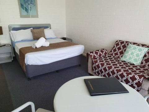 Dalby Manor Motor Inn - New Castle Holiday 5