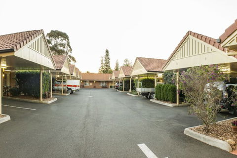 Cotswold Motor Inn - New Castle Holiday 2