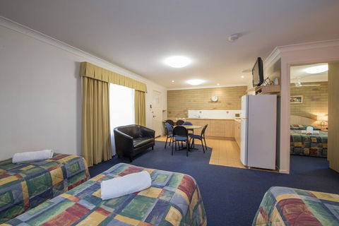 Cotswold Motor Inn - New Castle Holiday 6