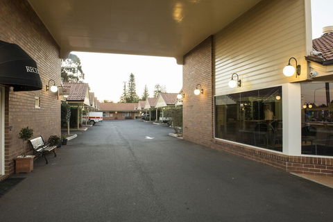 Cotswold Motor Inn - New Castle Holiday 1