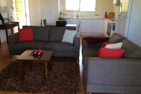 Tinaroo Sunset Retreat - New Castle Holiday 5