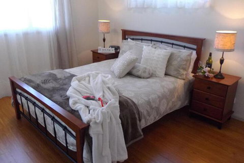 Tinaroo Sunset Retreat - New Castle Holiday 7