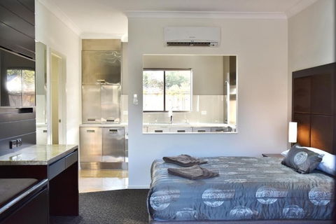 Western Downs Motor Inn - New Castle Holiday 6
