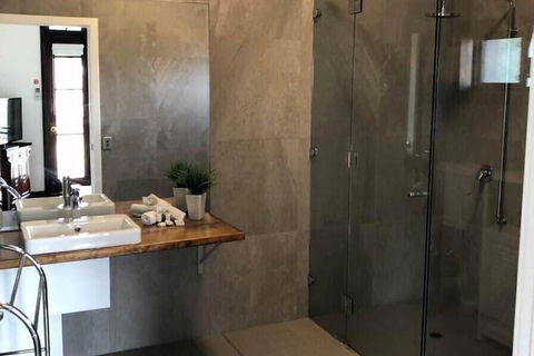 Fairway Manor Accommodation - New Castle Holiday 4