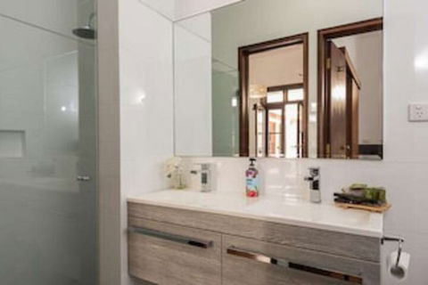 Fairway Manor Accommodation - New Castle Holiday 0