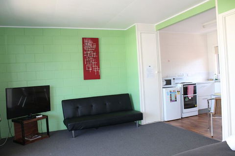 Colonial Court Beachfront Motel And Holiday Stay - New Castle Holiday 3