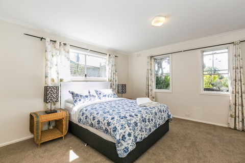 Beachfront Cottages Torquay - New Castle Holiday 4