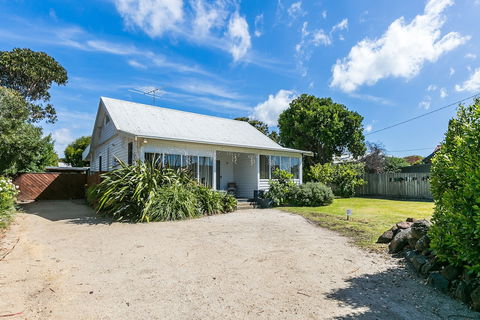 Beachfront Cottages Torquay - New Castle Holiday 0