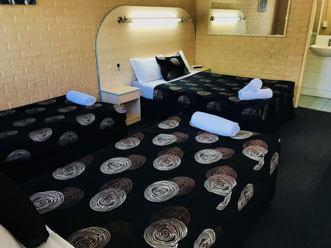 Shamrock Hotel Motel - New Castle Holiday 5