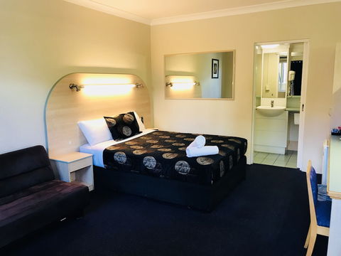 Shamrock Hotel Motel - New Castle Holiday 6