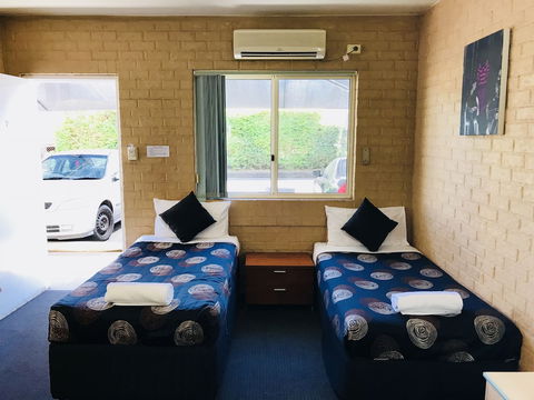Shamrock Hotel Motel - New Castle Holiday 2