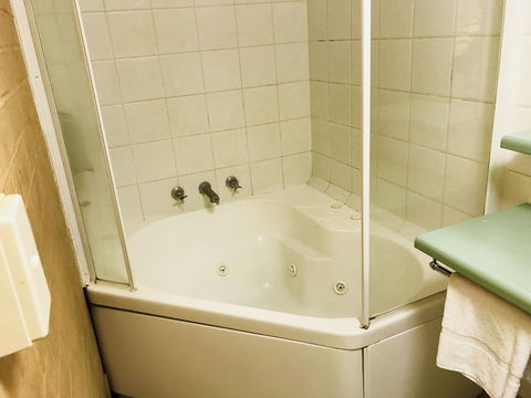 Shamrock Hotel Motel - New Castle Holiday 4
