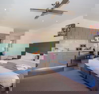 Longview Vineyard - New Castle Holiday