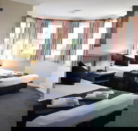 Meadowbrook Hotel - New Castle Holiday