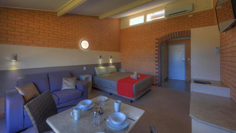 Tenterfield Motor Inn - New Castle Holiday 5