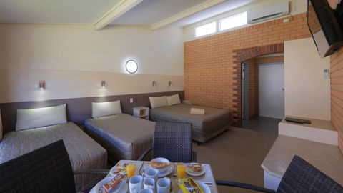Tenterfield Motor Inn - New Castle Holiday 6