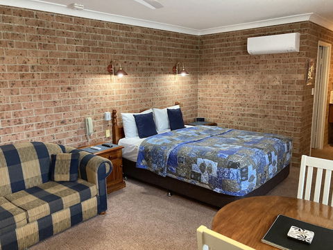 Golden Grain Motor Inn - New Castle Holiday 1