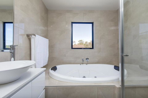 Silversands Beach Cottage - New Castle Holiday 3