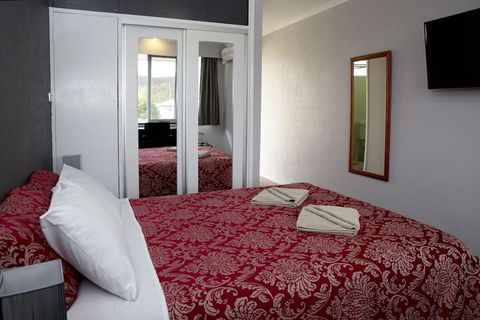 White Manor Motel - New Castle Holiday 4