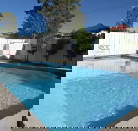 Riviera on Ruthven Motel - New Castle Holiday