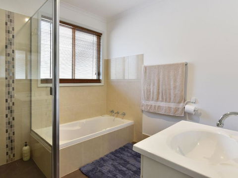 Kangaroo Cottage Cute Accom In Bushland Setting - New Castle Holiday 6