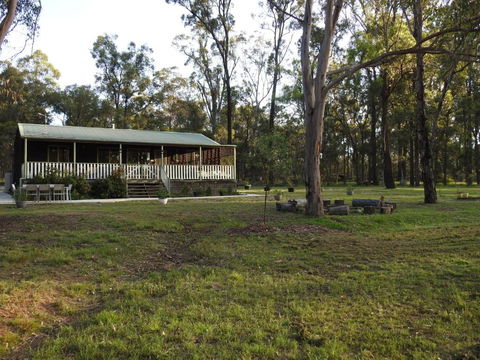 Kangaroo Cottage Cute Accom In Bushland Setting - New Castle Holiday 5