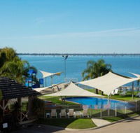 Lake Edge Resort - New Castle Holiday