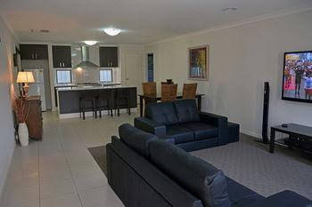 Accommodation Ewingsdale NSW New Castle Holiday