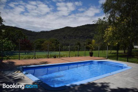 Whispers At Cedar Grove - New Castle Holiday 2