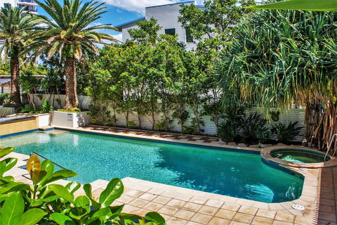 Indigo Blue Beachfront Apartments - New Castle Holiday 3