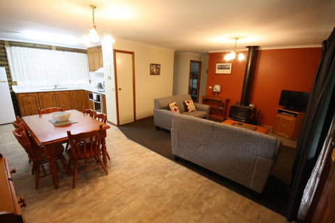 Halls Gap Log Cabins - New Castle Holiday 1