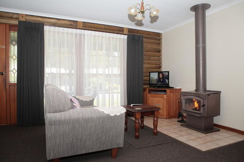 Halls Gap Log Cabins - New Castle Holiday 2