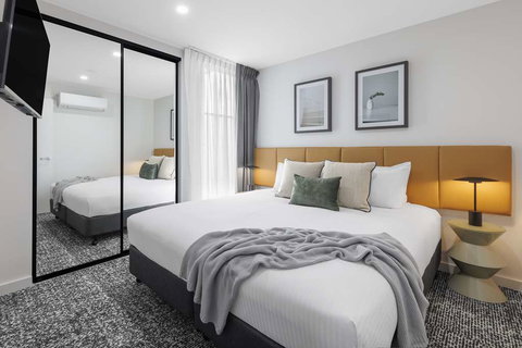 Punthill Essendon North - New Castle Holiday 9