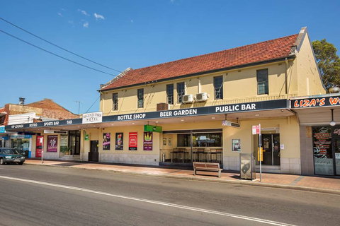 Nightcap at Regents Park Hotel - New Castle Holiday 0