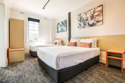 Nightcap at Regents Park Hotel - New Castle Holiday 4