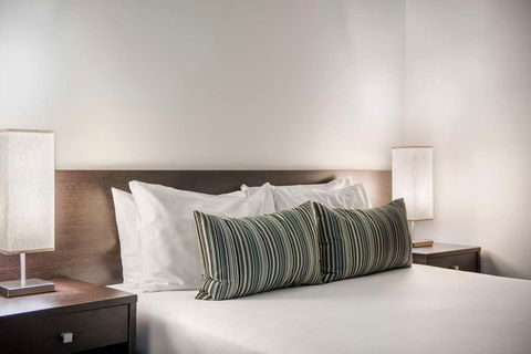 Franklin Central Apartments - New Castle Holiday 6