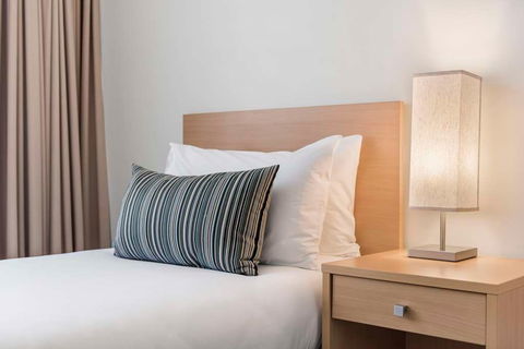 Franklin Central Apartments - New Castle Holiday 7