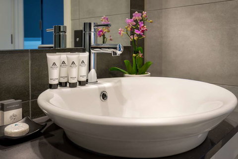 Crest on Park - New Castle Holiday 1