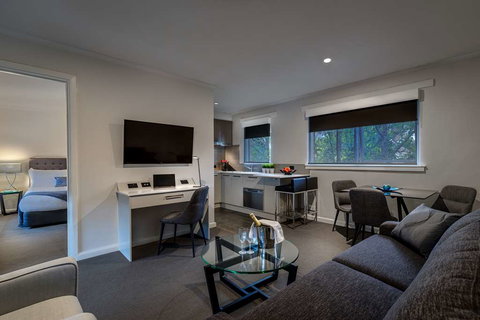 Crest on Park - New Castle Holiday 3